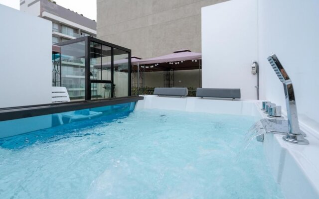 Exclusive Penthouse With Private Rooftop Jacuzzi BBQ Game Room