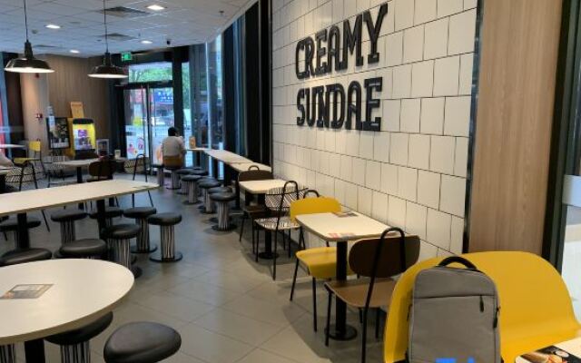 Versailles Apartment (Zhuhai Gongbei Port High-speed Railway Station)