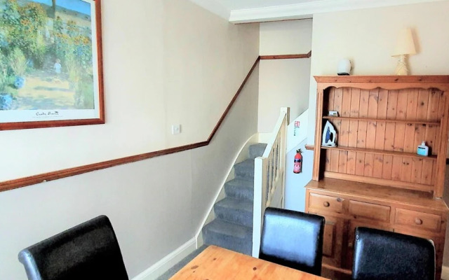 3-bed House With Superfast Wi-fi, DW Lettings 15vr