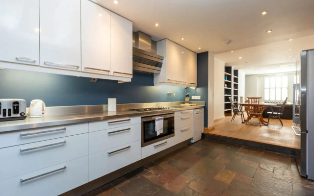 Charming 2 Bedroom House in Angel