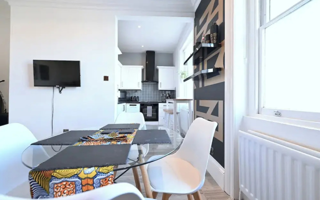 Close to Tube - Free Parking - Pet Friendly