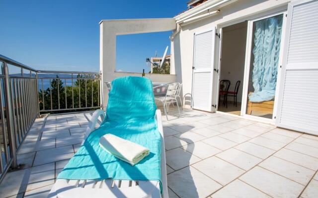 Bravo - 100 m from beach - A8(2+2)