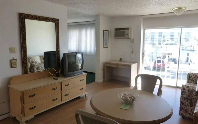 Camelot Waterfront Inn