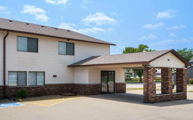 Super 8 by Wyndham Dyersville near Field of Dreams