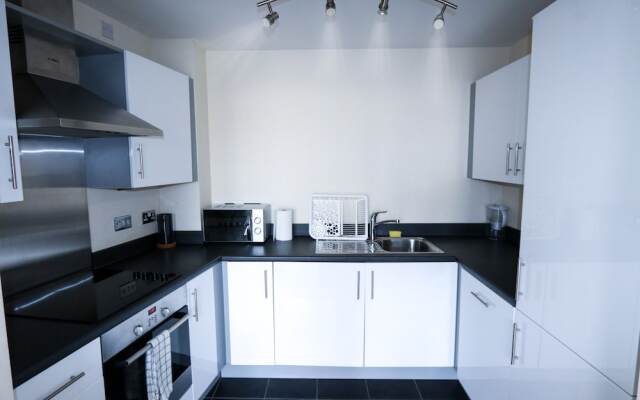 Mordern Top Floor Apartment With Free Parking