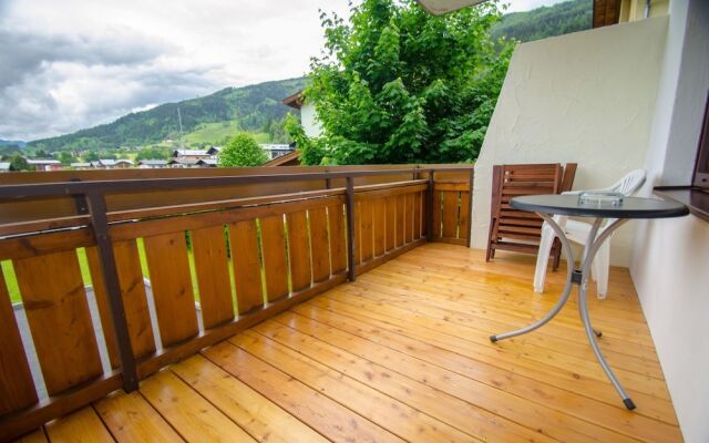 Deluxe Studio TOP 12