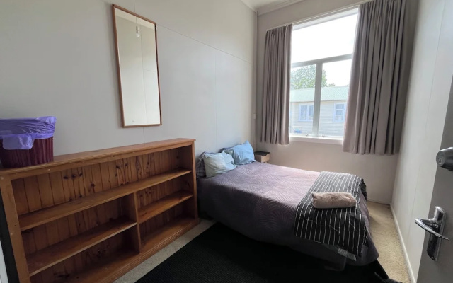 Backpacker in Chanel Coourt – Guest Rooms – Masterton