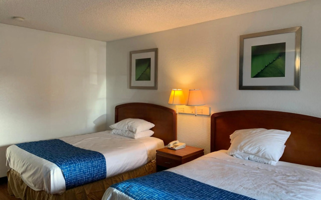 Travelodge Suites by Wyndham MacClenny/I-10