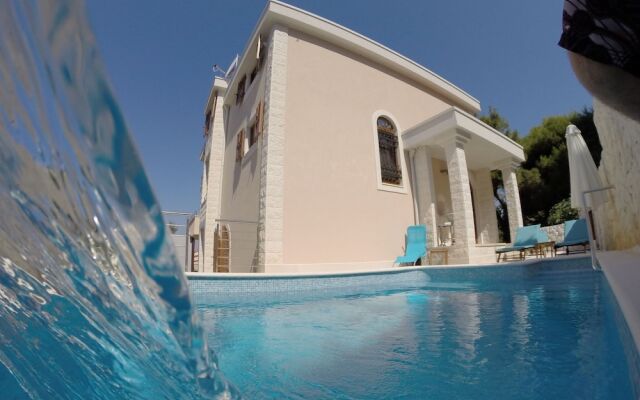 Majestic Villa in Okrug Donji With Swimming Pool