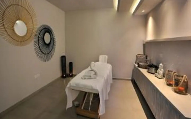 Nelia Beach Hotel & Spa