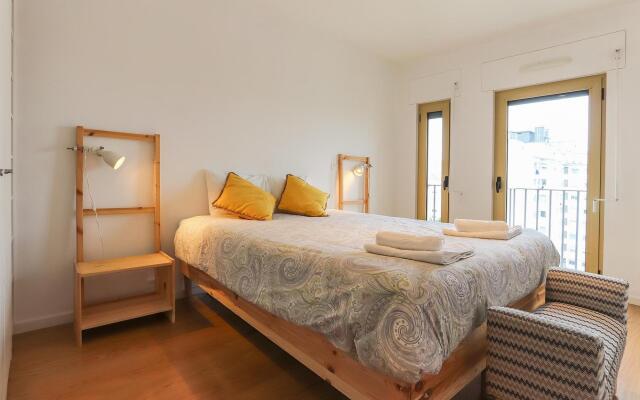 Modern Bright Avenidas Novas by Homing