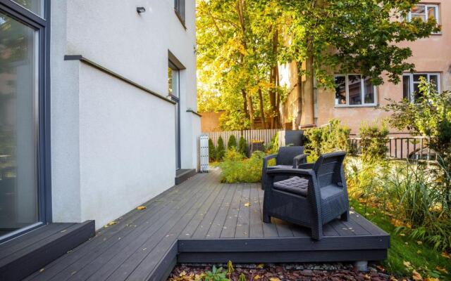#stayhere - Unique Spacious & Modern 2BDR Upscale Neighbourhood