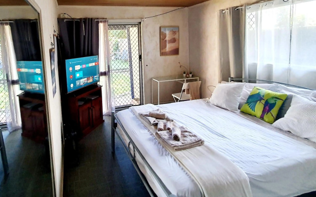 WOODY Pt - AMAZING 1970's SHARE HOUSE BY THE SEA-3 rooms available! – Guest Rooms – Woody Point