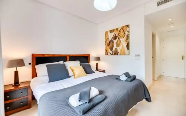 2 Bedrooms - Sleeps 4 - Garden and Pool With View