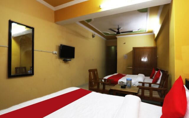 OYO 43688 Hotel Surya