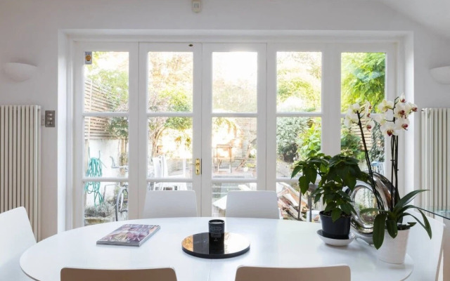 Fabulous 4-Bed House in Fulham with Garden!