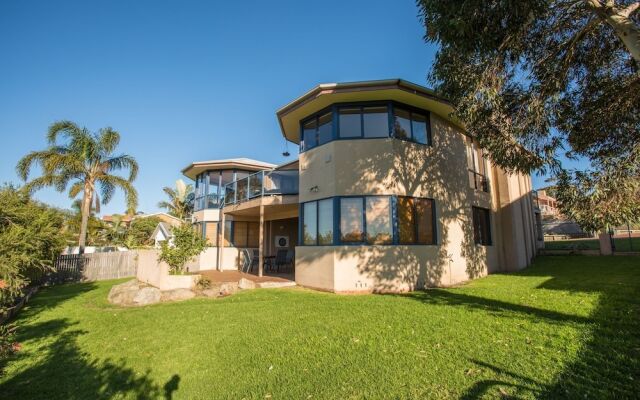Tura Beach House On Pacific Way
