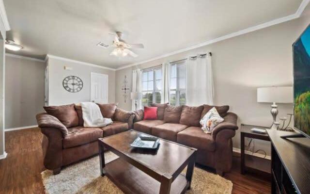 Spacious Getaway Town Home Near ORU PGA Golf Course and Victory School