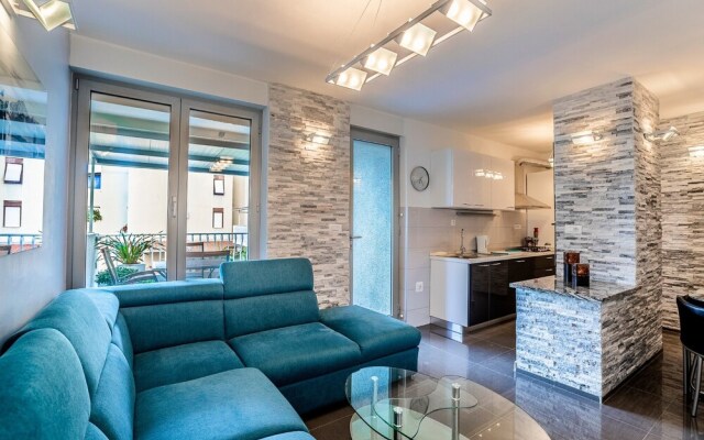 Modern apt Close to Znjan Beach, With big Terrace