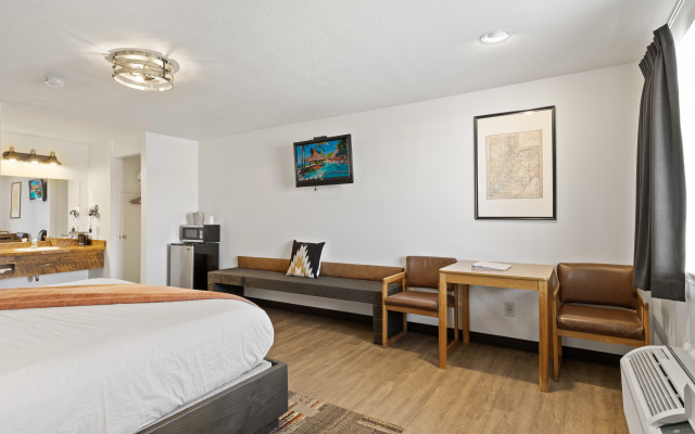 Broken Spur Inn & Steakhouse