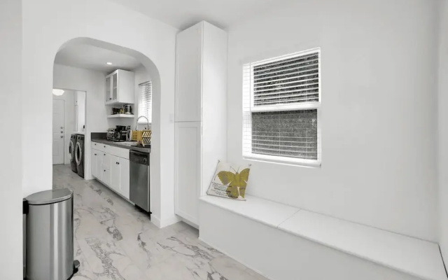 Burnside by Avantstay Modern, Boho, Chic LA Home