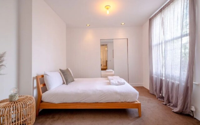 Stylish & Light Victorian 2BD Flat - Holland Park