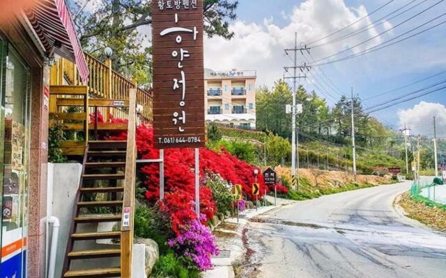 Yeosu Hayanjeongwon Pension