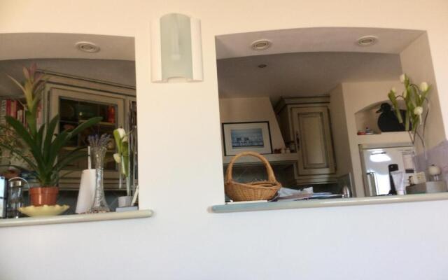 Room in Apartment - Beautiful F1 standing swimming pool, view