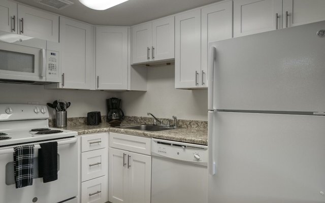 123 Fully Furnished 1BR Suite-prime Location! by Redawning