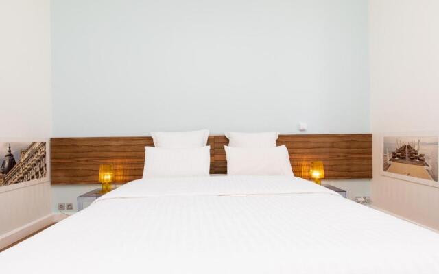 Palais Area: Modern 4 Bedrooms/ 4 Baths