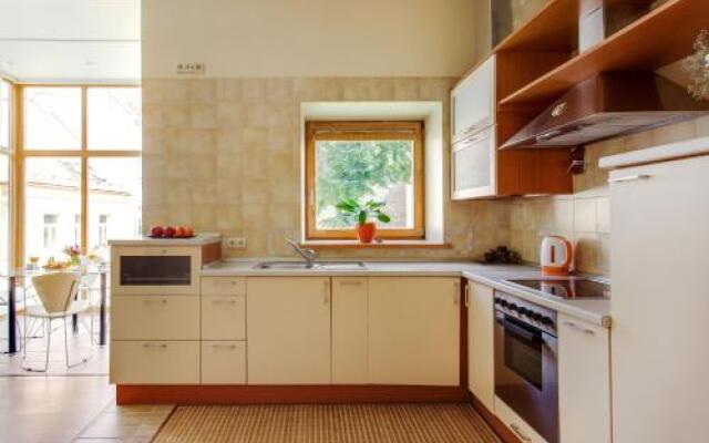 Cozy & Comfy Old Town Apartment With Balcony