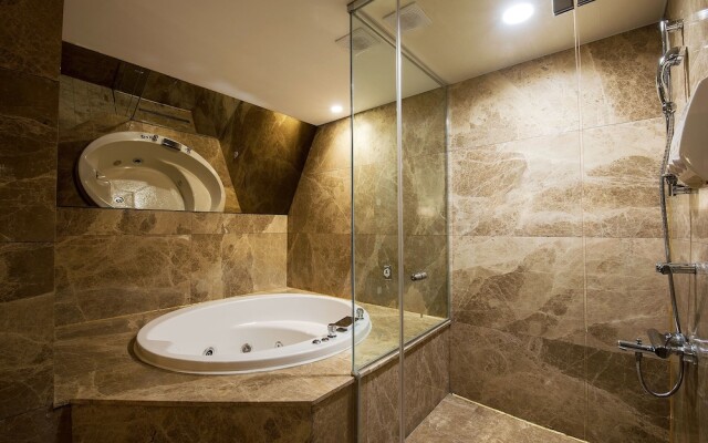 Nineth Hotel