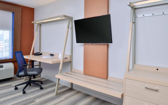 Holiday Inn Express & Suites Farmington Hills - Detroit by IHG