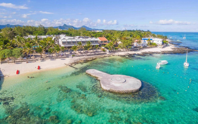 Le Peninsula Bay Beach Resort