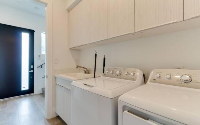 Modern 4 bedroom with rooftop #3