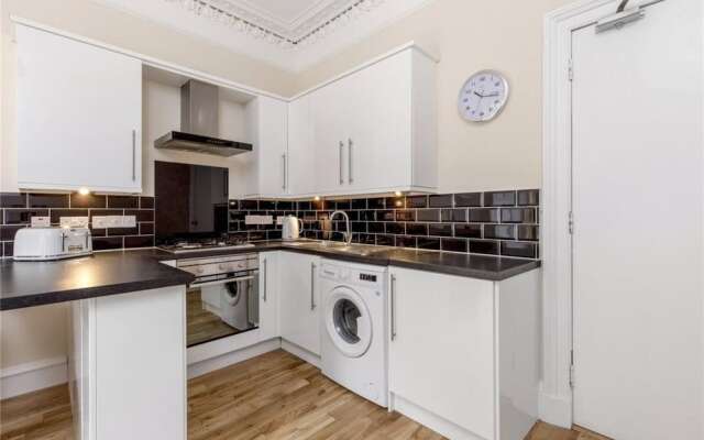 5 Bedroom Flat With Great Views In Bruntsfield