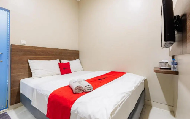 RedDoorz near Taman Palem