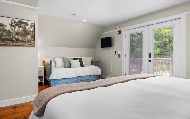 The Aurora Inn & Cottages