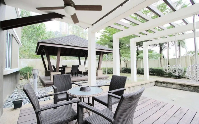 Chic 4BR Oasis With Gazebo, Your Dream Getaway