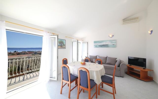 Nice Home in Kastel Luksic With Wifi and 3 Bedrooms