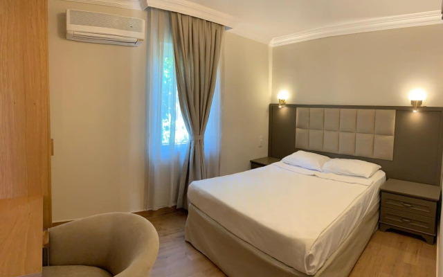 Moonshine Hotel & Suites