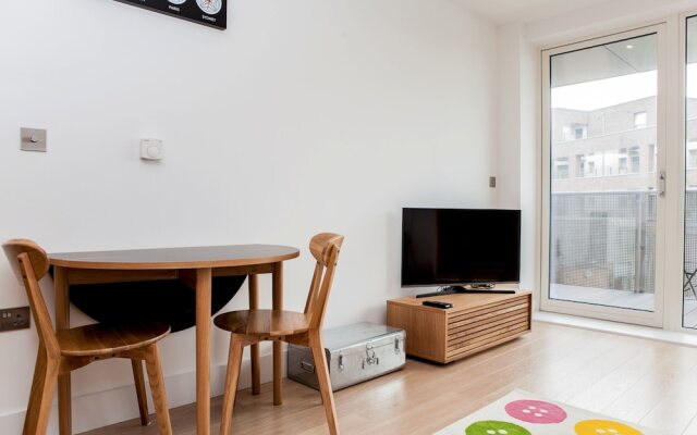 Colourful Modern Brixton 2 Bed with Balcony