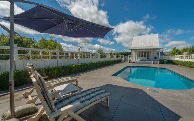Magnificent Karaka Estate with Swimming Pool
