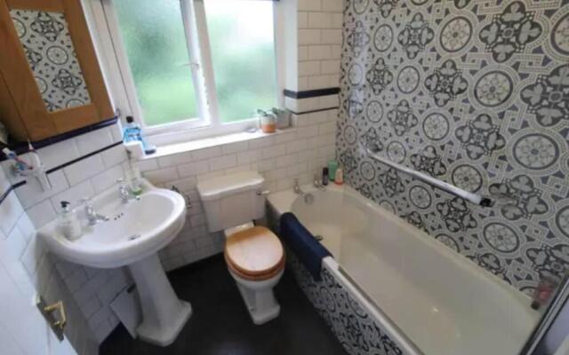 3 Bedroom house-close to Manchester airport-Free parking-private garden