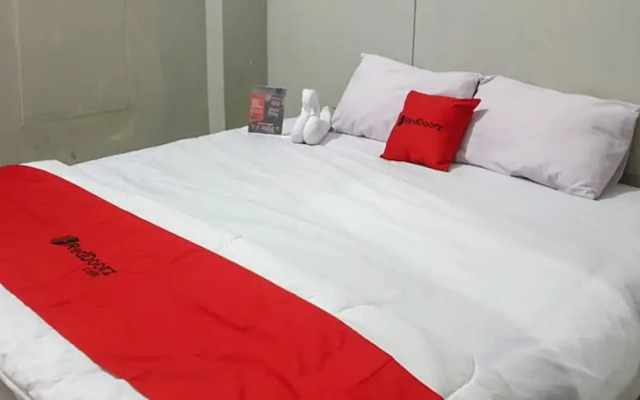 RedDoorz @ Hotel Yaki Mamuju