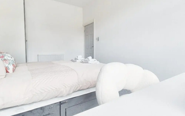 Stylish & Modern 2BR Flat