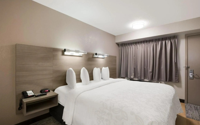 Red Roof Inn PLUS+ Chicago - Naperville