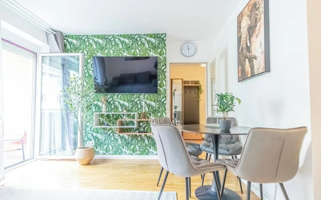 Comfortable 1BR 1LR City Center Apt