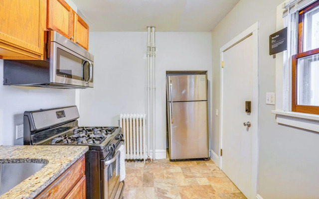 Cozy Minneapolis Apartment, 1 Mi to Downtown!