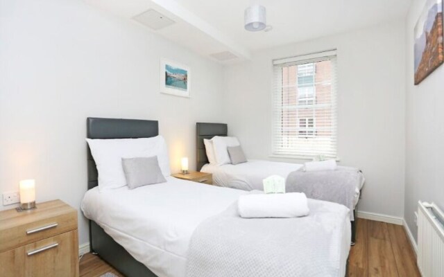 Sophisticated Apt in Trendy Leith Port District